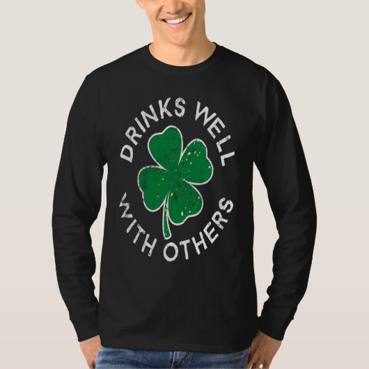 Drinks Well With Others Lucky C St Patrick's Day Tシャツ (正面)