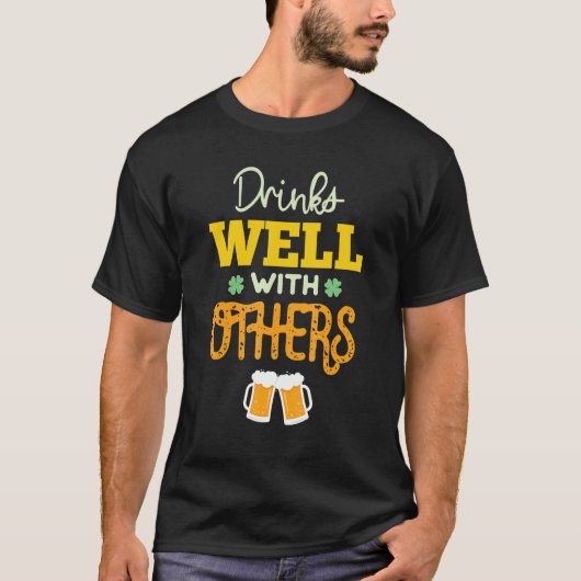 Drinks Well With Others Shirt Drinks Well With Oth Tシャツ (正面)