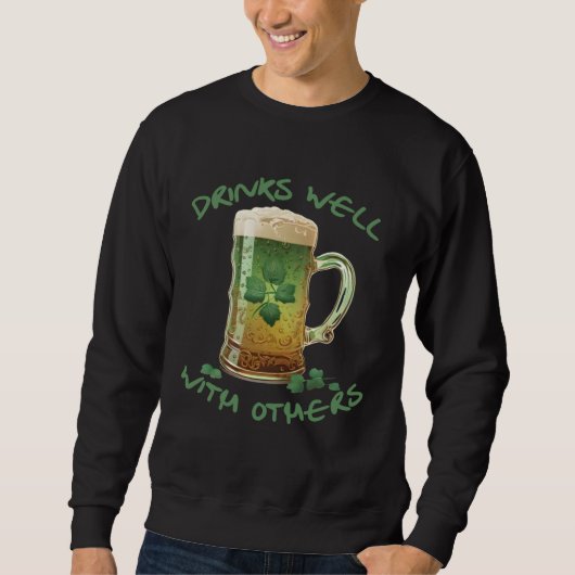 Drinks Well With Others St Patrick s Day Drunk Bee スウェットシャツ (正面)