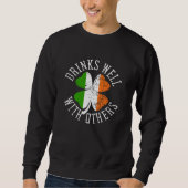 Drinks Well With Others St Patrick s Day Drunk Bee スウェットシャツ (正面)