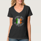 Drinks Well With Others St Patrick s Day Drunk Bee Tシャツ (正面)