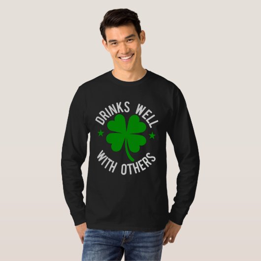 Drinks Well With Others St Patrick s Day Tシャツ (正面フル)