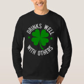 Drinks Well With Others St Patrick s Day Tシャツ (正面)