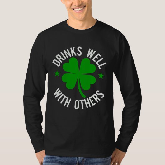 Drinks Well With Others St Patrick s Day Tシャツ (正面)