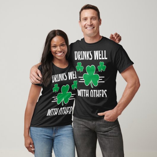 Drinks Well With Others St Patricks Day Drinking   Tシャツ (ユニセックス)