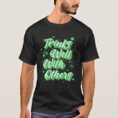 Drinks Well With Others St Patricks Day Drunk Beer Tシャツ (正面)