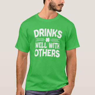 Drinks Well With Others St Patricks Day Irish Drin Tシャツ