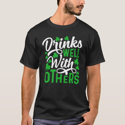 Drinks Well With Others  St Patricks Day Shamrock Tシャツ (正面)