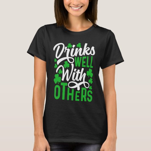 Drinks Well With Others   St Patricks Day Shamrock Tシャツ (正面)