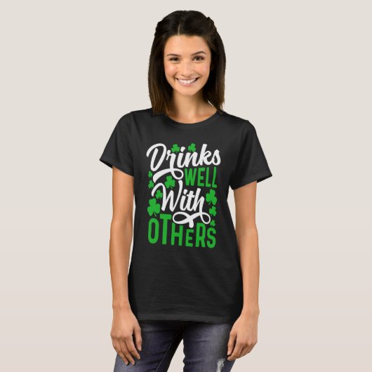 Drinks Well With Others   St Patricks Day Shamrock Tシャツ (正面フル)