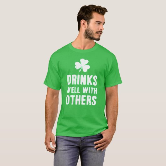 Drinks Well With Others St. Patrick's Day Tee Tシャツ (正面フル)