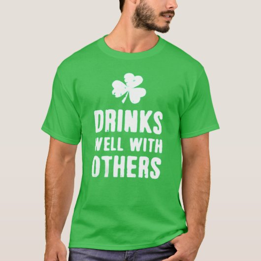 Drinks Well With Others St. Patrick's Day Tee Tシャツ (正面)