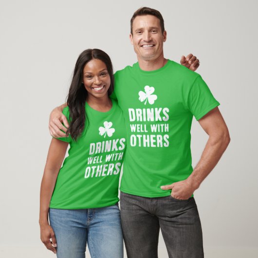 Drinks Well With Others St. Patrick's Day Tee Tシャツ (ユニセックス)