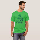 Drinks Well With Others St. Patrick's Day Tee Tシャツ (正面フル)