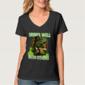 Drinks Well With Others Tシャツ (正面)