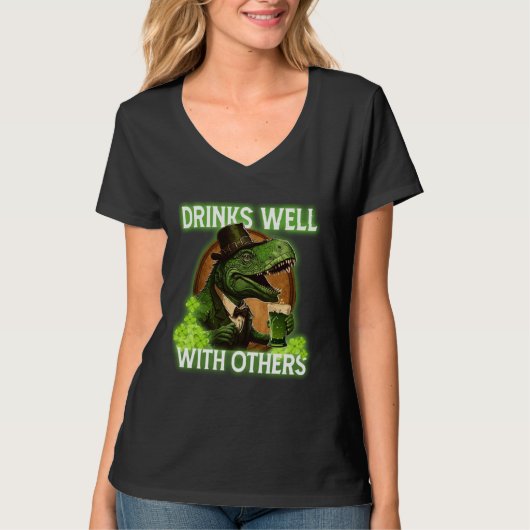 Drinks Well With Others Tシャツ (正面)