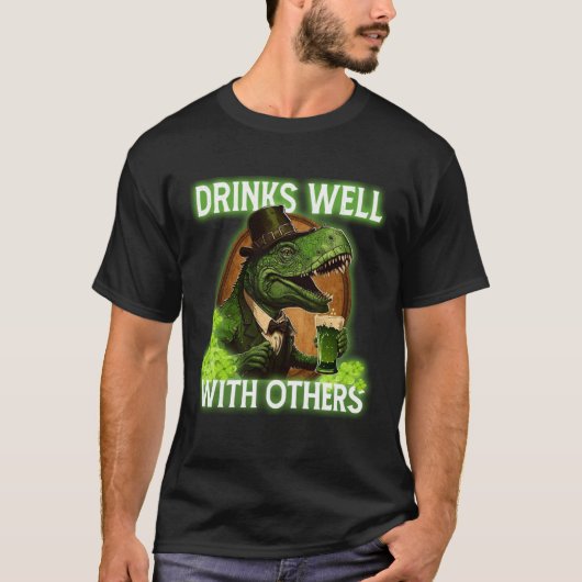 Drinks Well With Others Tシャツ (正面)