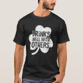 Drinks Well With Others   Womens Graphic Tシャツ (正面)