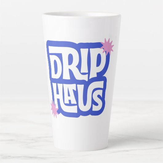 Drip Haus - レトロで遊び心のあるロゴ カフェラテマグ (正面)