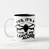 Droneパイロット小UAVリモートパイロットグラフィック ツートーンマグカップ (左)