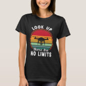 Drone Pilot Look Up There Are No Limits FPV Quadco Tシャツ (正面)