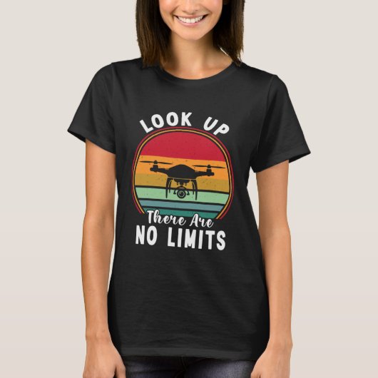 Drone Pilot Look Up There Are No Limits FPV Quadco Tシャツ (正面)