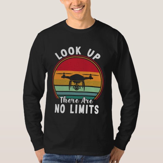Drone Pilot Look Up There Are No Limits FPV Quadco Tシャツ (正面)