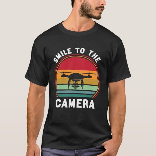 Drone Pilot Smile To The Camera FPV Quadcopter Tシャツ (正面)