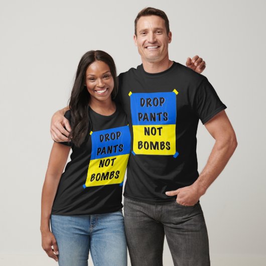 Drop Pants Not Bombs Sarcastic Kiev Funny Support Tシャツ (ユニセックス)