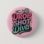 Drop Shot Diva – Fierce Pickleball Player 缶バッジ (正面)