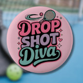 Drop Shot Diva – Fierce Pickleball Player 缶バッジ