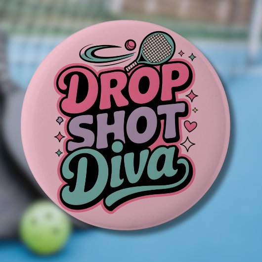 Drop Shot Diva – Fierce Pickleball Player 缶バッジ
