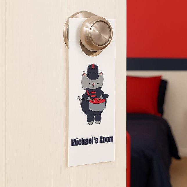 Drum Cat Marching Band Navy Blue Red Personalize ドアノブサイン (A door hanger featuring a cat playing the drums in a navy blue & red marching band uniform.)