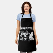 Drum Player And Cat Lover Drumming Musician Drums エプロン (着用した状態)