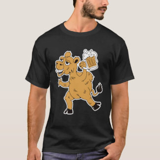 Drunk brown camel with beer for party holidays tシャツ