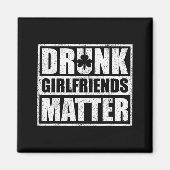 Drunk Girlfriends Funny Couple St Patricks Day 202 マグネット (正面)