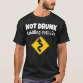 Drunken Driving To Avoid Road Potholes Driver Humo Tシャツ (正面)