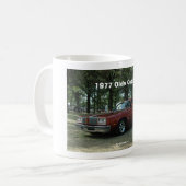 DSC_0145の1977年Oldsのカットラス、ブライアンWic著写真の… コーヒーマグカップ (正面左)