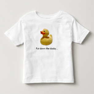 duckie1は、ダッキーを…下に置きました トドラーTシャツ