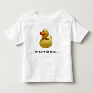 duckie1は、ダッキーを…下に置きました トドラーTシャツ