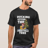 Ducking のまわりに The Christmas tree Ducking Christmas Tシャツ (正面)