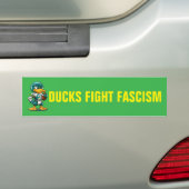 DUCKS FIGHT FASCISM バンパーステッカー (車上)