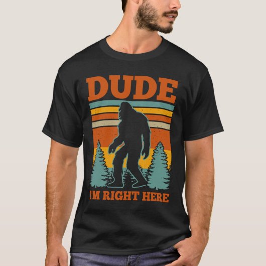 Dude I's Right Here Bigfoot Gift Tシャツ (正面)