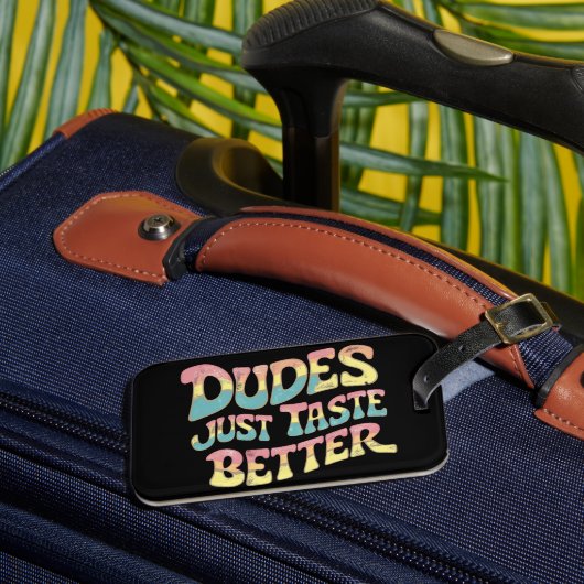 Dudes Just Better LGBTゲイプライド月 ラゲッジタグ (正面インサイチュ3)