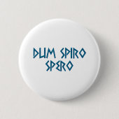 dum spiro spero Latein latin 缶バッジ (正面)