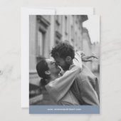 Dusty Blueフォトスクリプト日付の保存 招待状 (裏面)