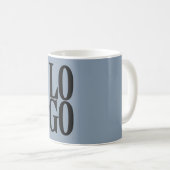 Dusty Blue上の会社カスタムまたはビジネスのロゴ コーヒーマグカップ (正面右)