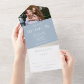 Dusty Blue エレガント Monogram写真結婚の日付 オールインワン招待状 (貼ってはがせる)