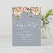 Dusty Blue Baby In Bloom QR Floral Baby Shower 招待状 (スタンド正面)