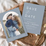 Dusty Blue Boho日付を保存する写真ミニマリスト セーブザデート<br><div class="desc">の結婚Boho正面に写真がある日付カードを保存する。Save the Dateカードには手で書いたモダン草書タイポグラフィが含まれエレガント、シンプルとミニマルモダンムな結婚式の日のお祝いの後に使用すシンプルる。</div>